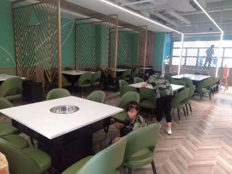 20200729/5f20e30f23abf.jpg 服務(wù)員清理火鍋?zhàn)酪?jpg