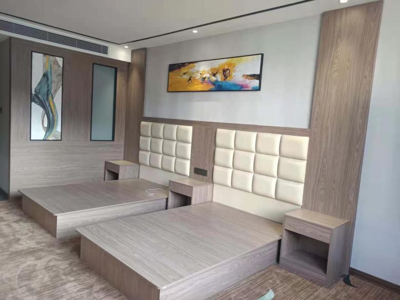 20210213/602729be4655d.jpg 西安酒店家具工廠師傅在拜訪木床.jpg