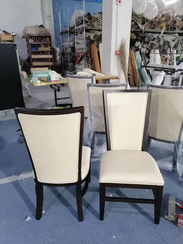 20210315/604eb112a0fe9.jpg 工人為餐椅加軟包.jpg