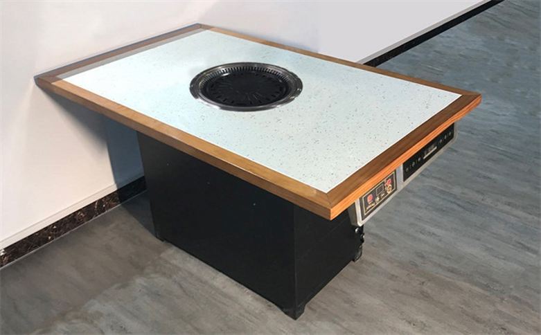 20210404/6069be76975a9.jpg 張總在博菲克家具廠展廳詢問火鍋桌.jpg