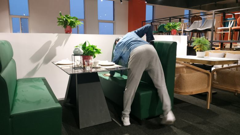 20210511/6099cdef4b8da.jpg 博菲克餐飲家具廠設(shè)計(jì)師打掃卡座沙發(fā).jpg