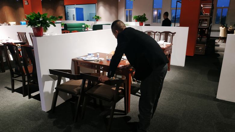 20210511/6099cdfa34546.jpg 銷售部經(jīng)理擦拭餐桌餐椅.jpg