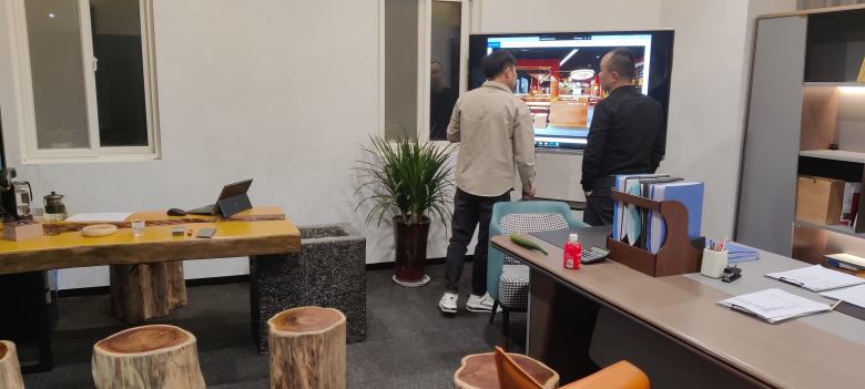 20210511/6099d1436fba7.jpg 博菲克家具廠楊總和魏家涼皮江總討論餐桌椅方案.jpg