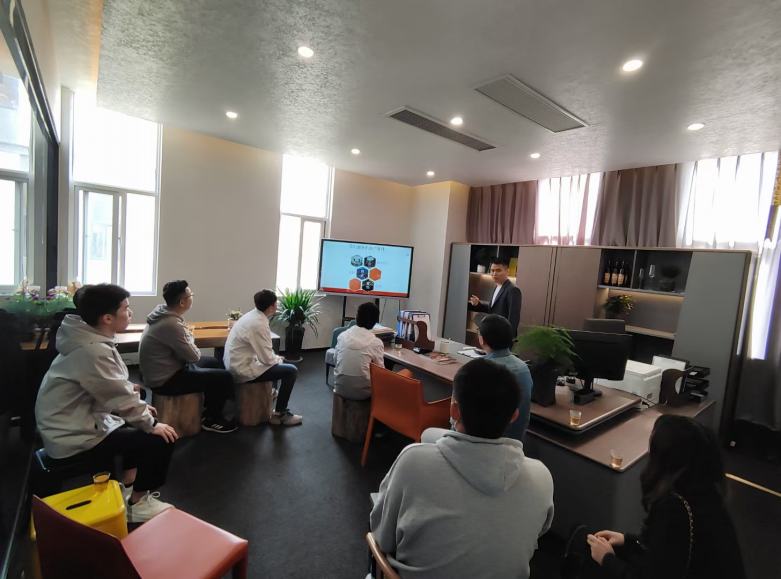 20210512/609b612d51f15.jpg 博菲克家具廠銷售部門深夜開會(huì)現(xiàn)場(chǎng).jpg