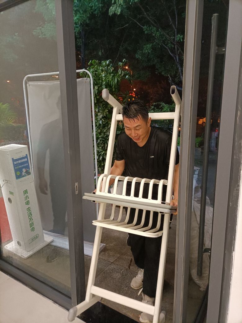 20210518/60a3531666dcc.jpg 博菲克安裝工人渾身被大雨淋透.jpg