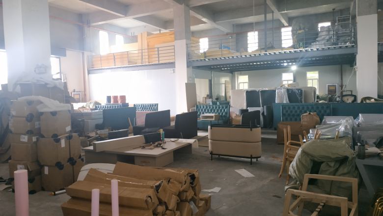 20210706/60e3f69cd68fc.jpg 西安餐桌椅工廠生產(chǎn)車間一側(cè).jpg