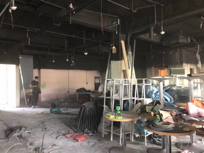 李總在博菲克家具廠展廳挑選火鍋?zhàn)酪?jpg