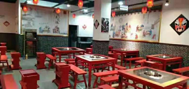 20210911/613ccc522ca62.jpg 安裝部員工搬運(yùn)火鍋餐桌.jpg