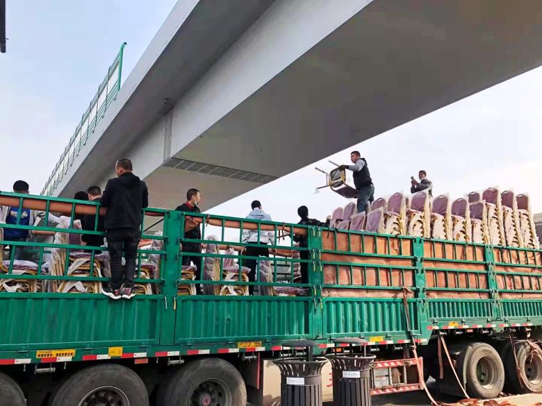 20211108/6188c302c0de3.jpg 工人正在貨運車上擺放宴會餐椅.jpg