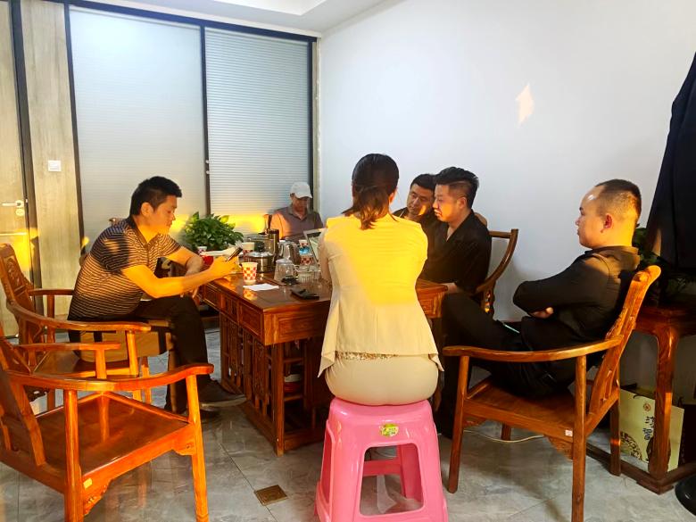 20211112/618e50f9e9abe.jpg 神木凱迪酒店負責(zé)人參觀西安酒店家具廠生產(chǎn)車間.jpg