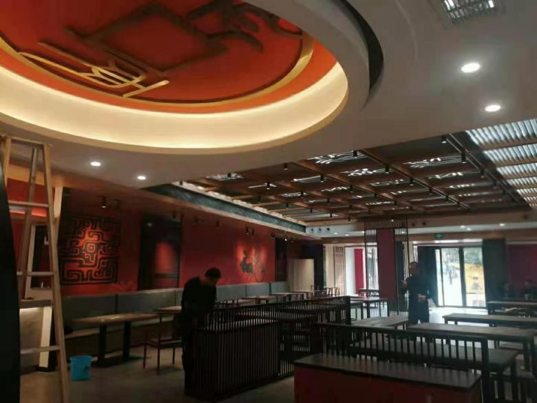 20211116/6192f5f6cb67b.jpg 工人安裝餐桌椅后清理衛(wèi)生.jpg