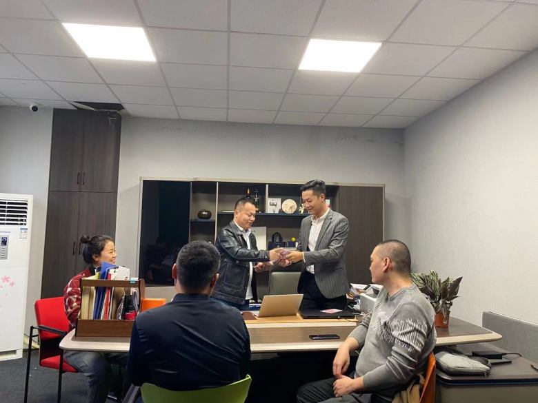 20211117/6193d828996c1.jpg 神木冠之尚酒店股東和博菲克酒店家具廠負責人洽談.jpg