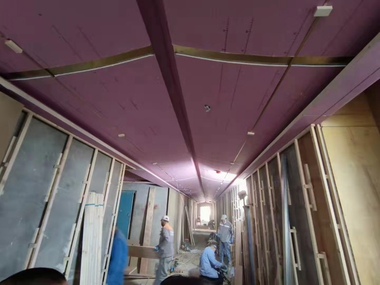 20211126/61a0fd12258dc.jpg 工人在酒店過道安裝固裝家具.jpg