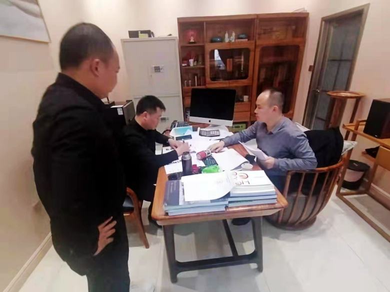 20211128/61a34f5570f93.jpg 馬總和我廠負(fù)責(zé)人簽訂餐桌椅合同.jpg