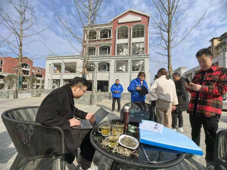 20211205/61acda2131b24.jpg 博菲克設(shè)計(jì)師測(cè)量別墅尺寸.jpg