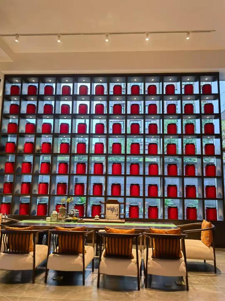 20211222/61c2f381b8319.jpg 雨林古樹茶茶葉展柜.jpg