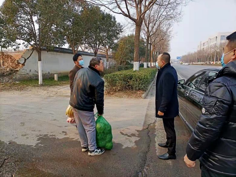 20211226/61c800dd2107f.jpg 博菲克家具廠領(lǐng)導(dǎo)購買生活物資.jpg