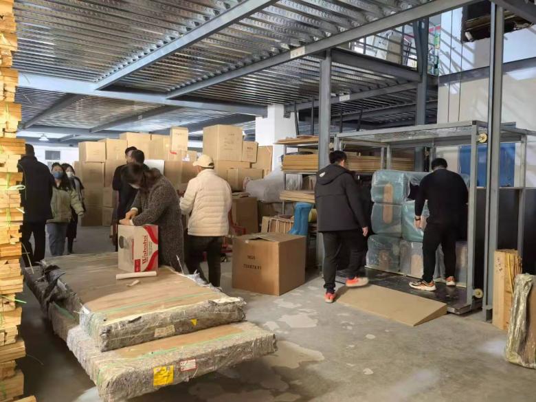 20220101/61cfbad90c676.jpg 博菲克總經(jīng)理楊總親自現(xiàn)場干活裝車.jpg