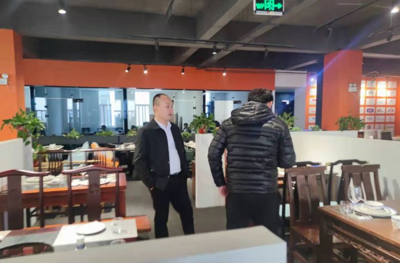 20220603/6299a295b2ef4.jpg 順楓肥牛火鍋石泉店崔總考察博菲克桌椅展廳.jpg