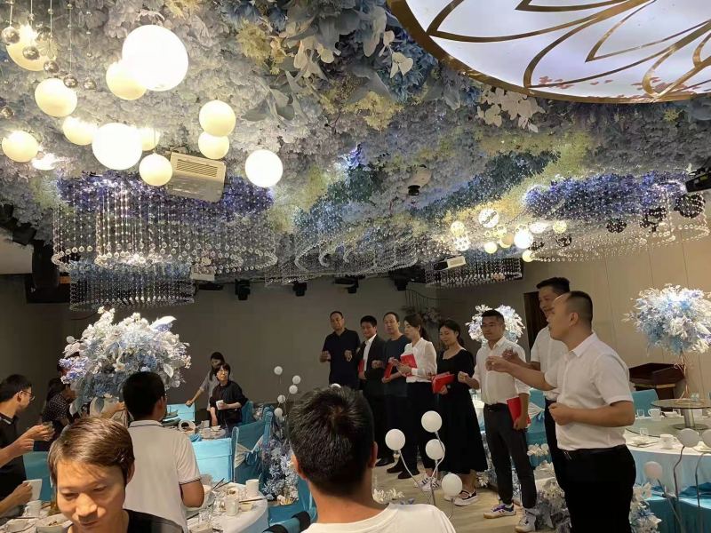 20220919/63282412dabc8.jpg 公司總經(jīng)理?xiàng)羁偵吓_(tái)為獲獎(jiǎng)?wù)哳C獎(jiǎng).jpg