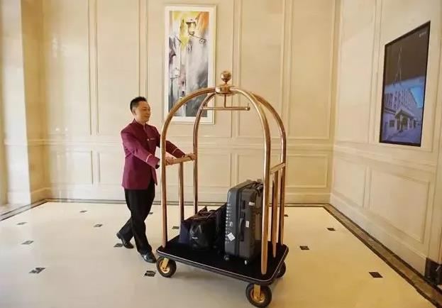 20221029/635cee7b2ca35.jpg 柏麗艾尚酒店禮賓為客人運送行李.jpg