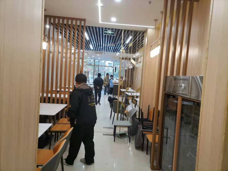 20221112/636f61fecb248.jpg 客戶(hù)和博菲克業(yè)務(wù)經(jīng)理驗(yàn)收餐桌椅.jpg