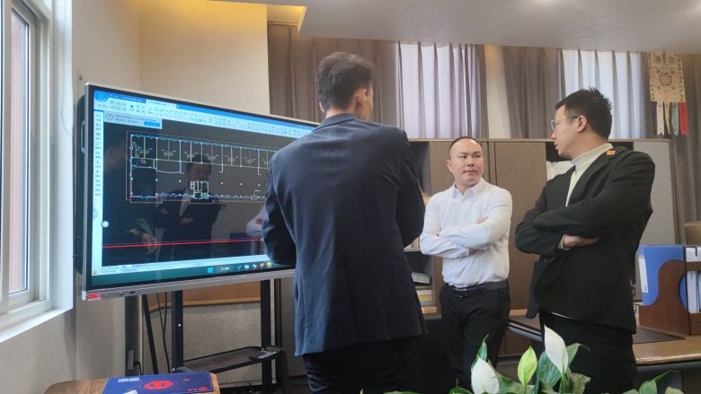 20221119/6378a086d551c.jpg 博菲克家具廠團隊討論延安酒店裝修設計方案.jpg