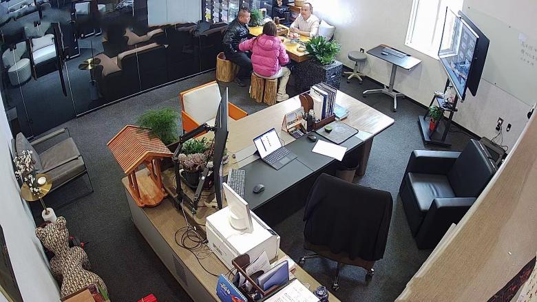 20240301/65e14fb7f01ac.jpg 雅曼酒店負(fù)責(zé)人與博菲克銷(xiāo)售經(jīng)理溝通酒店家具.jpg