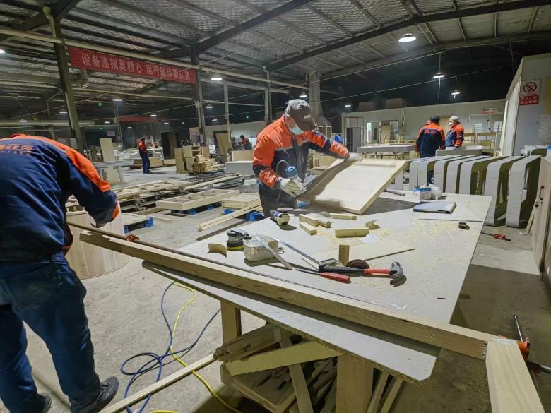 20240421/6624cb00b55fe.jpg 木工生產(chǎn)酒店家具.jpg